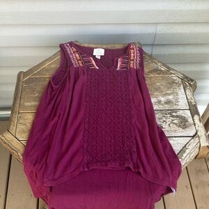 This is a onboarded tank top, it’s Burgundy and green, yellow, white!!